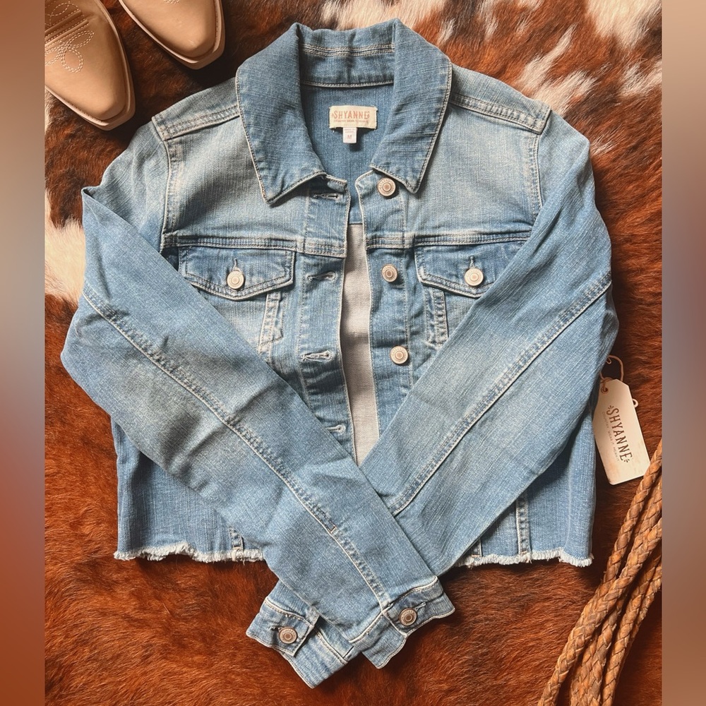 NEW Shyanne Crop Medium Wash Jean Jacket NWT